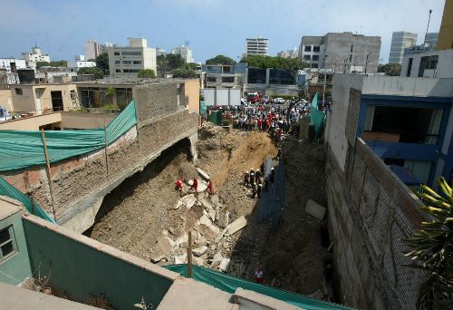 Cuatro obreros quedaron sepultados tras derrumbe de pared en obra de Miraflores. Foto: ANDINA/Alberto Orbegoso.