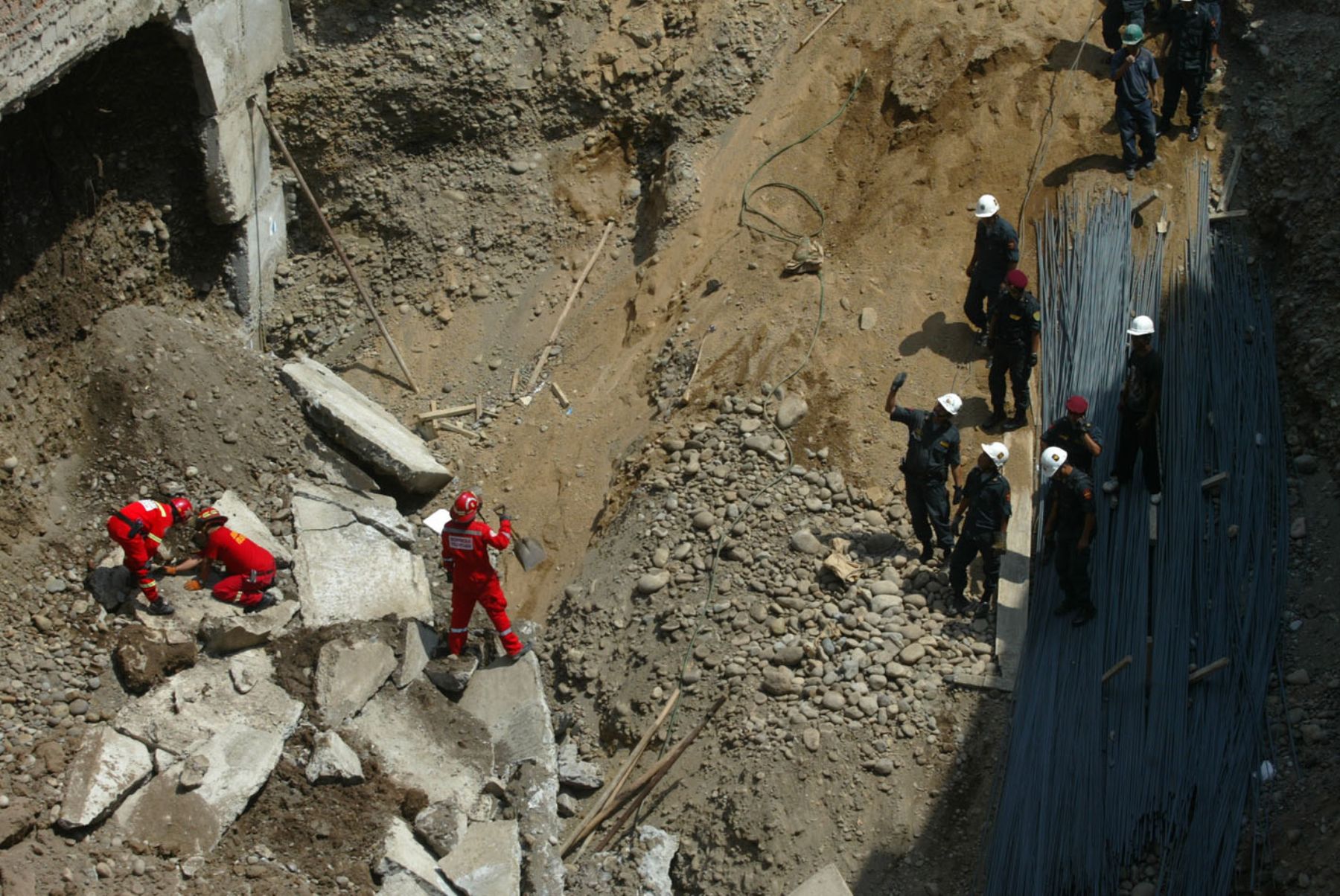 Cuatro obreros quedaron sepultados tras derrumbe de pared en obra de Miraflores. Foto: ANDINA/Alberto Orbegoso.