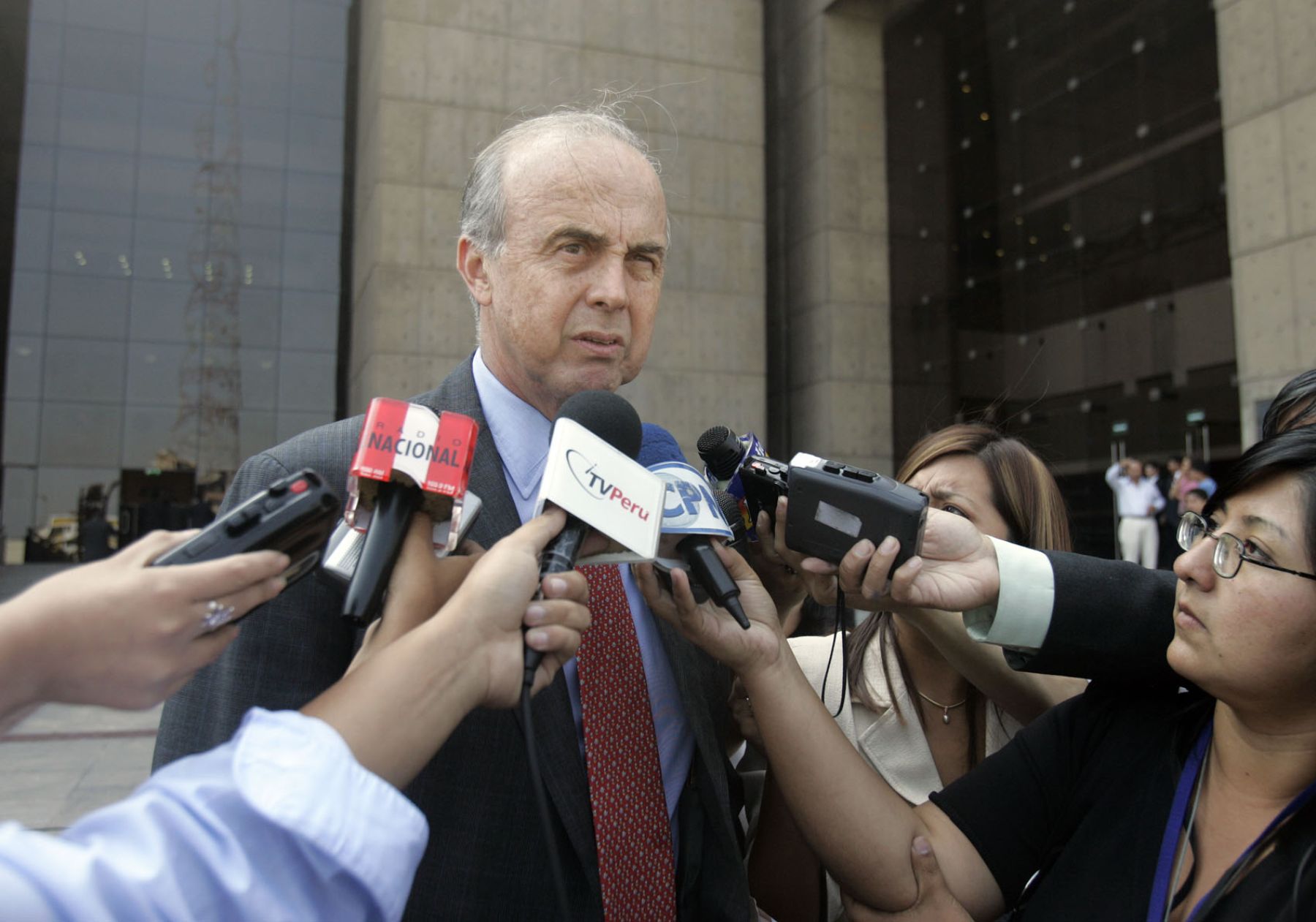 Ministro de Agricultura, Ismael Benavides, declara a su salida del Consejo de Ministros realizado en el Museo de la Nación, sede de la ALC-UE. Foto: ANDINA/Juan Carlos Guzmán Negrini.