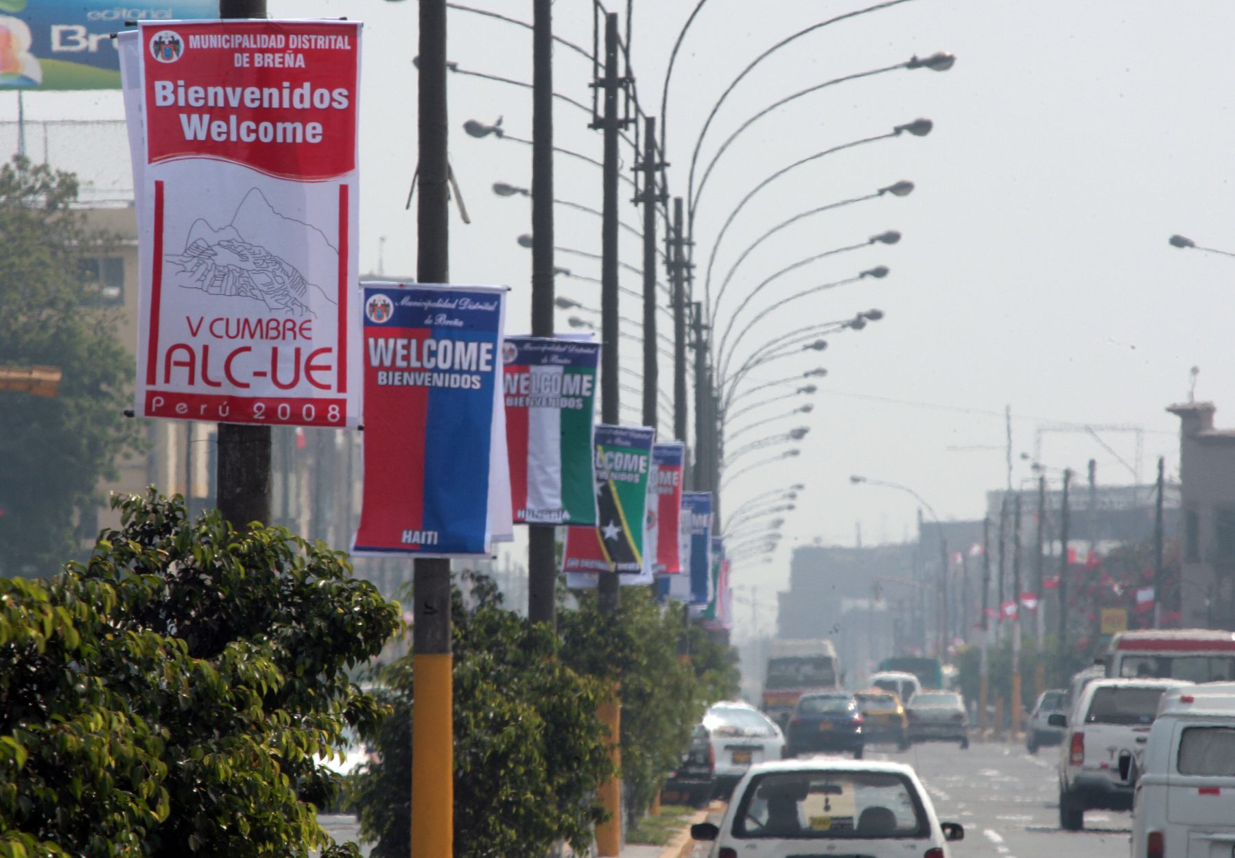 Las calles de Breña lucen desde hoy embanderadas y con carteles de saludo a la Cumbre ALC-UE que este mes se realizará en Lima. Foto: ANDINA/ Carlos Lezama