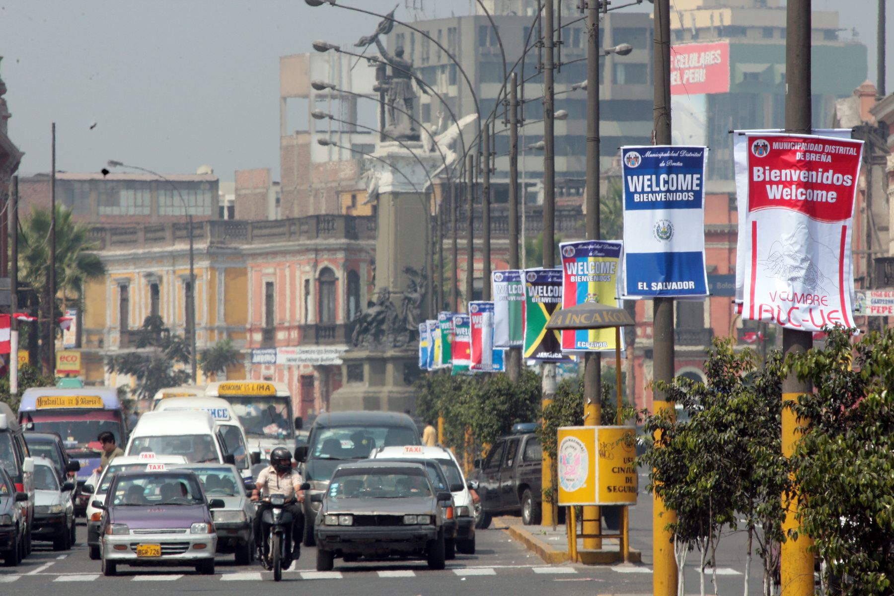 Las calles de Breña lucen desde hoy embanderadas y con carteles de saludo a la Cumbre ALC-UE que este mes se realizará en Lima. Foto: ANDINA/ Carlos Lezama
