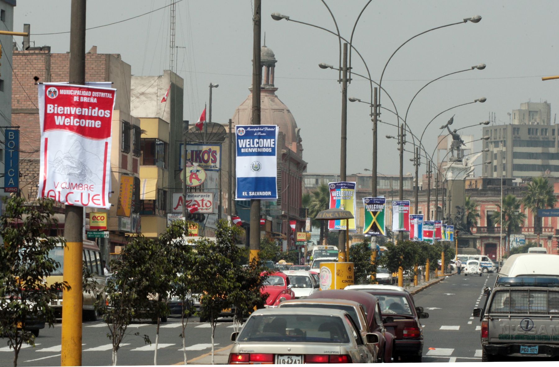 Las calles de Breña lucen desde hoy embanderadas y con carteles de saludo a la Cumbre ALC-UE que este mes se realizará en Lima. Foto: ANDINA/ Carlos Lezama