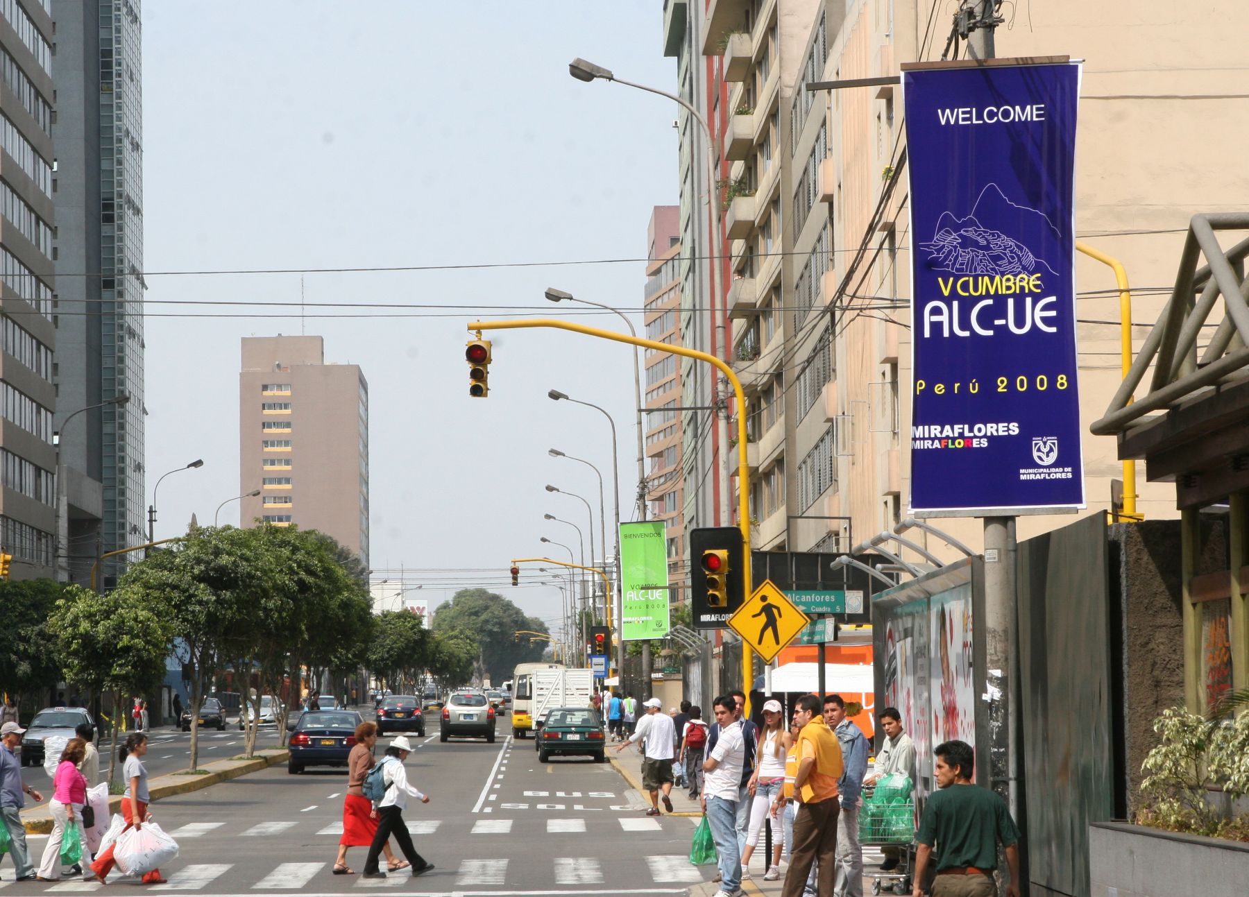 Calles de Miraflores lucen carteles de saludo a la V Cumbre ALC-UE. Foto: ANDINA/Norman Córdova.