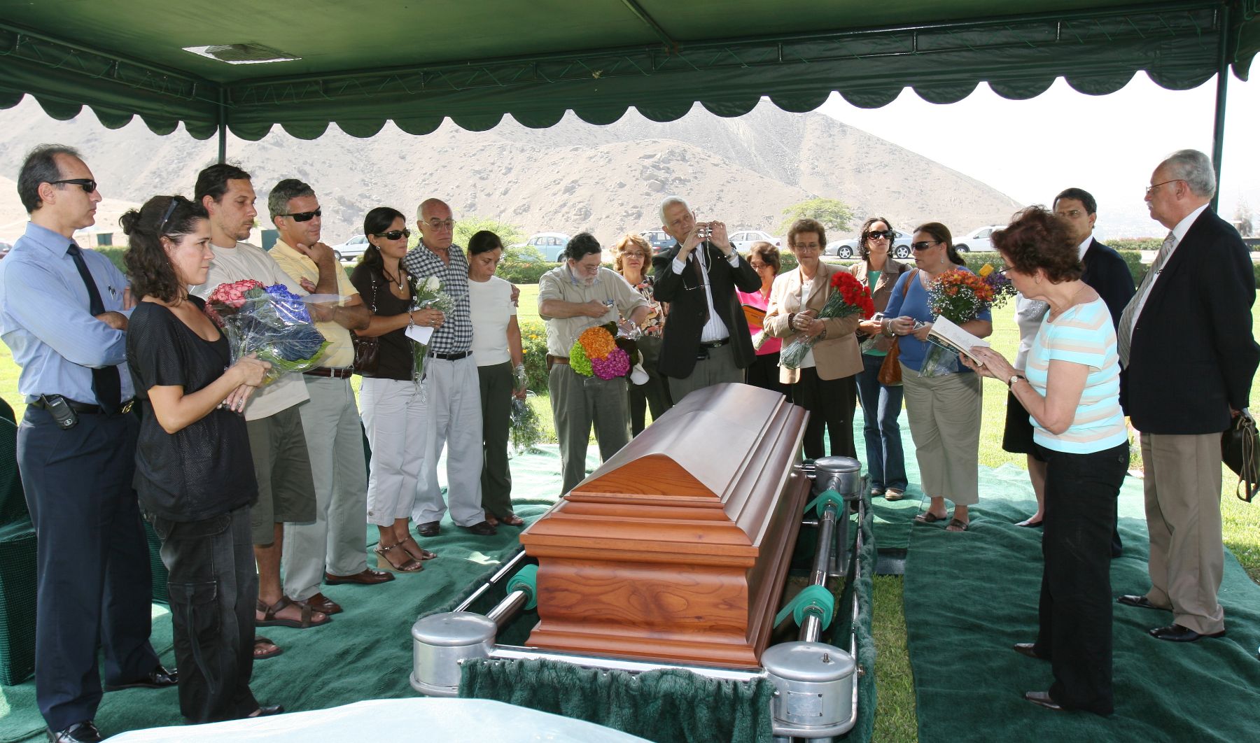 Los restos del poeta Javier Heraud fueron sepultados esta mañana por sus familiares en el Cementerio Jardines de la Paz, de La Molina. Foto:  ANDINA/ Norman Córdova
