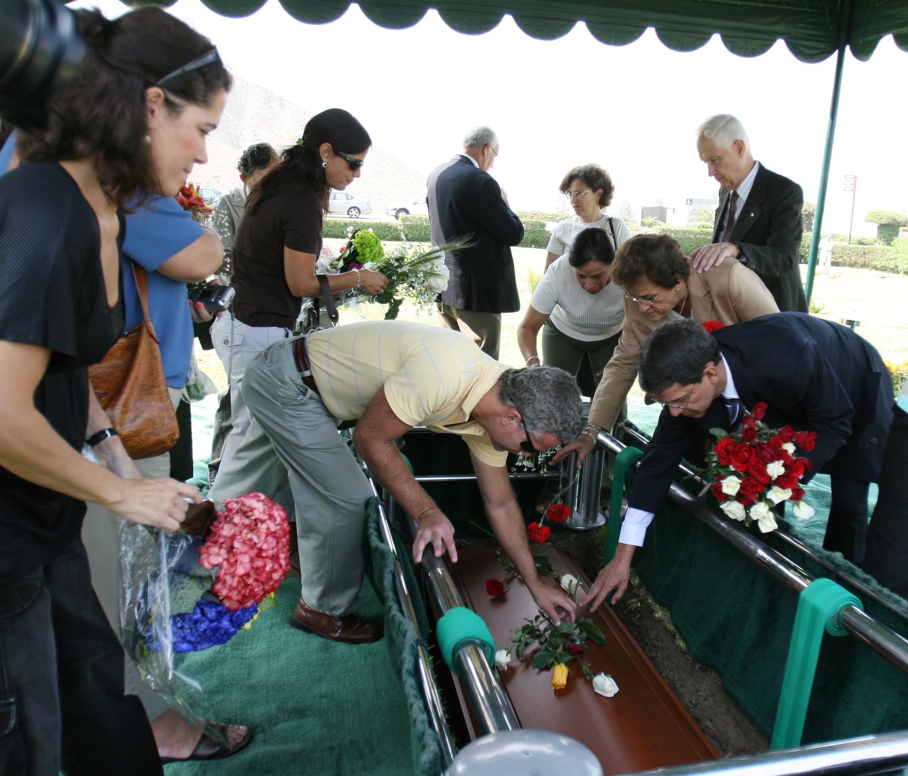 Los restos del poeta Javier Heraud, fueron sepultados esta mañana por sus familiares en el Cementerio Jardines de la Paz, de La Molina. Foto:  ANDINA/ Norman Córdova