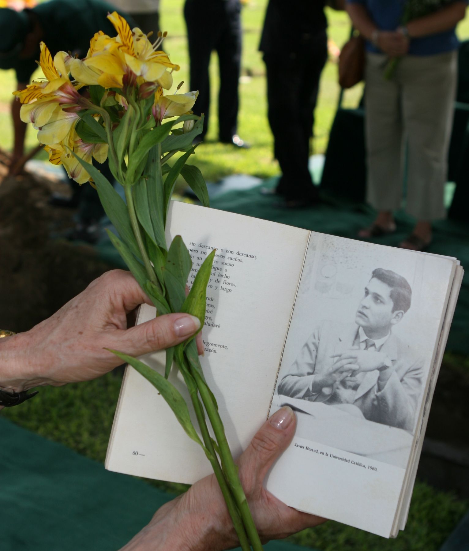 Los restos del poeta Javier Heraud, fueron sepultados esta mañana por sus familiares en el Cementerio Jardines de la Paz, de La Molina. Foto:  ANDINA/ Norman Córdova
