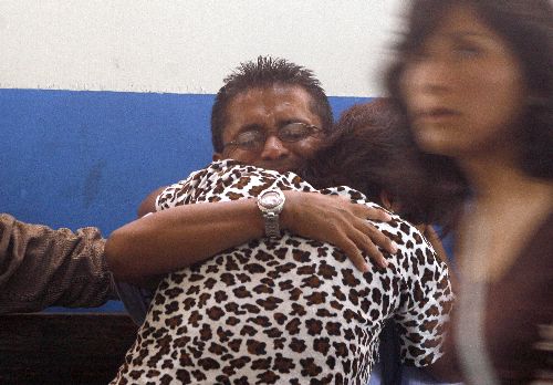 Familiares de los pasajeros del bus que se accidentó en Yauyos reciben la mala noticia en la estación de la empresa San Juan de Yauyos. Foto: ANDINA/Stephanie Zollner.