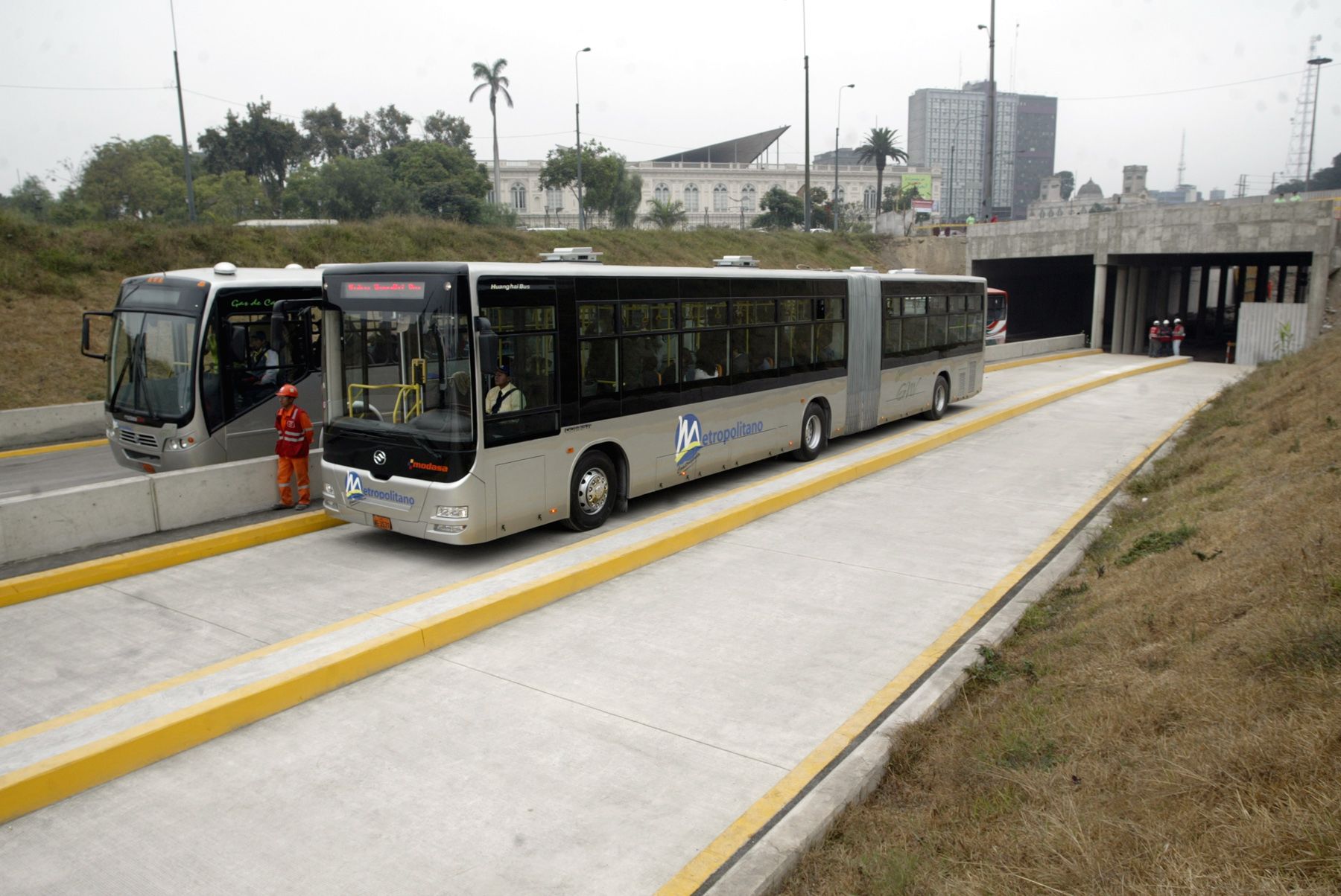 Presentan primer bus troncal a gas natural de corredor vial 
