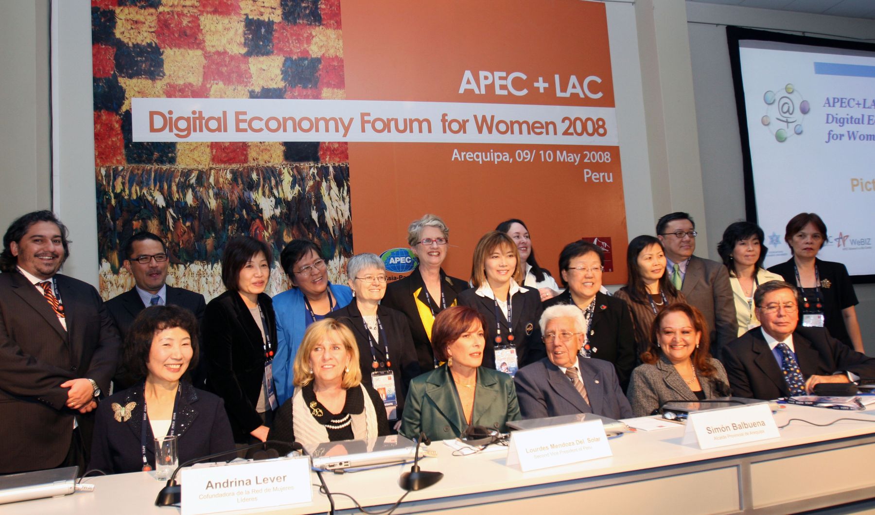 Viceministra de la Mujer, Dolores Tasayco, junto a delegadas en inauguración del Foro Mujeres en la Economía Digital de APEC 2008, en Arequipa. Foto: ANDINA/Norman Còrdoba
