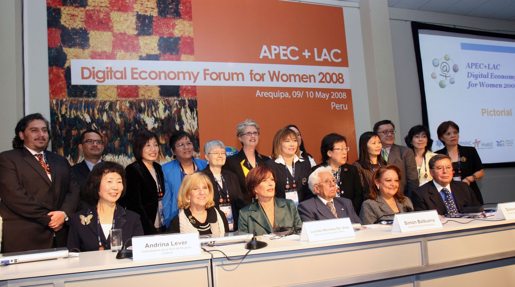 Viceministra de la Mujer, Dolores Tasayco, junto a delegadas en inauguración del Foro Mujeres en la Economía Digital de APEC 2008, en Arequipa. Foto: ANDINA/Norman Còrdoba