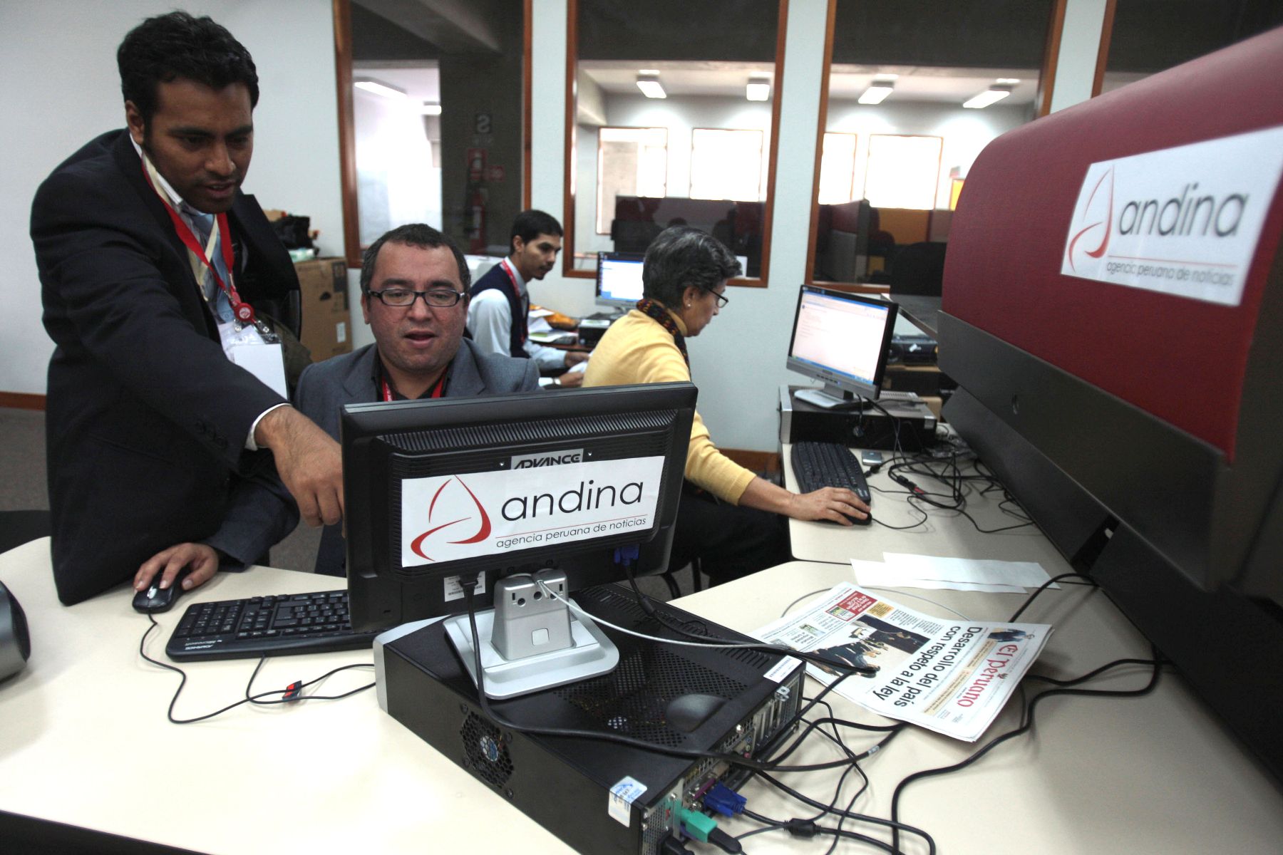 Periodistas de la Agencia Andina y el Diario Oficial El Peruano en el módulo instalado en el Centro Internacional de Prensa de la V Cumbre ALC-UE. Foto. ANDINA/ Piero Vargas