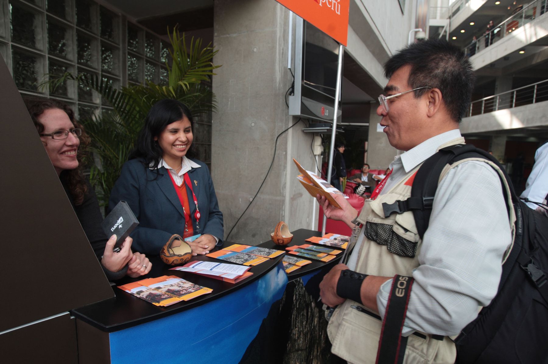 Periodistas de diversas nacionalidades hacen su ingreso a el Centro Internacional de Prensa de la V Cumbre ALC-UE en Lima. Foto:ANDINA/Piero Vargas.