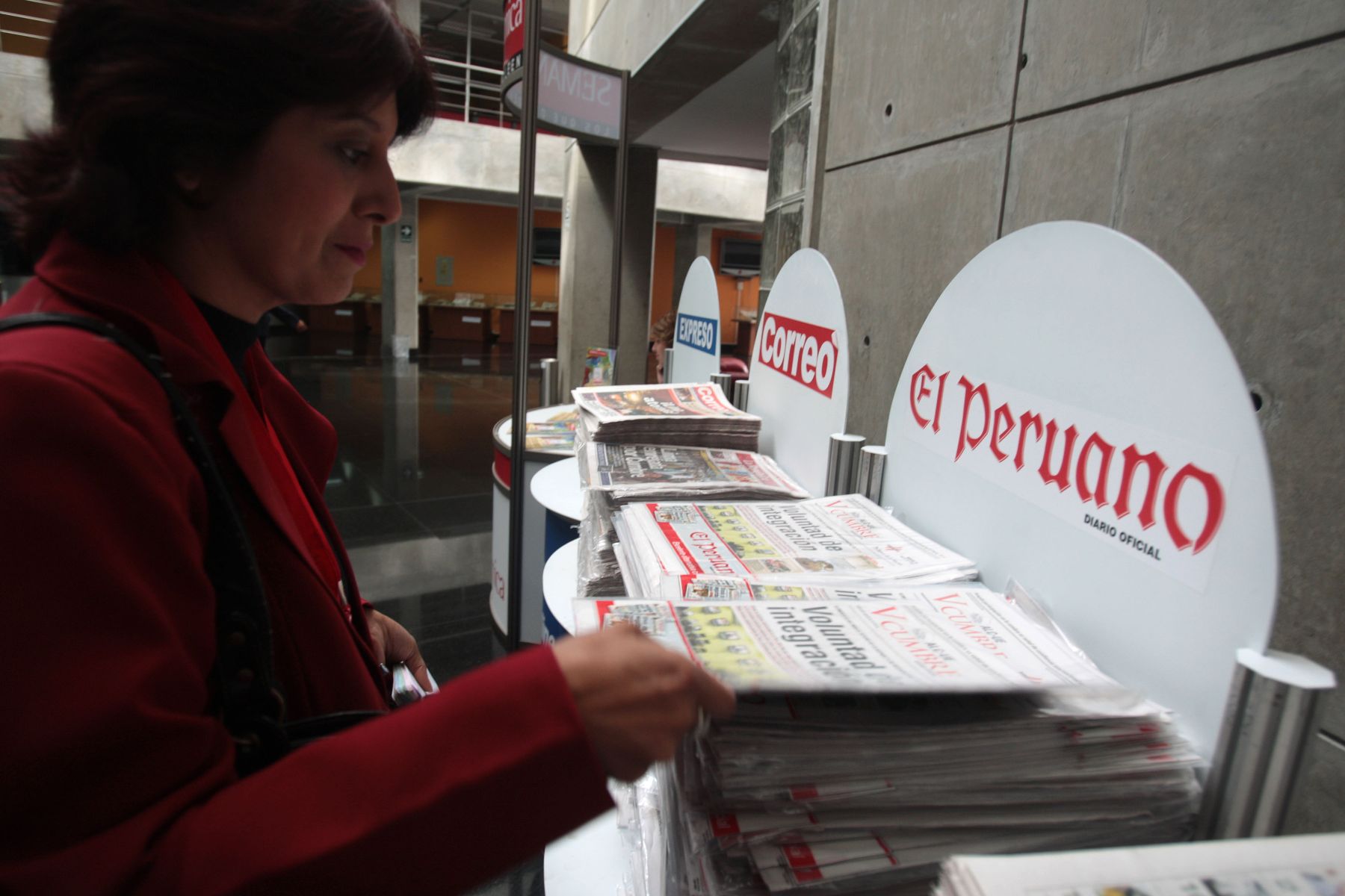 Diarios de circulaciòn nacional a disposiciòn de los periodistas que asistan al Centro Internacional de Prensa en  la V Cumbre ALC-UE en Lima. Foto:ANDINA/Piero Vargas.