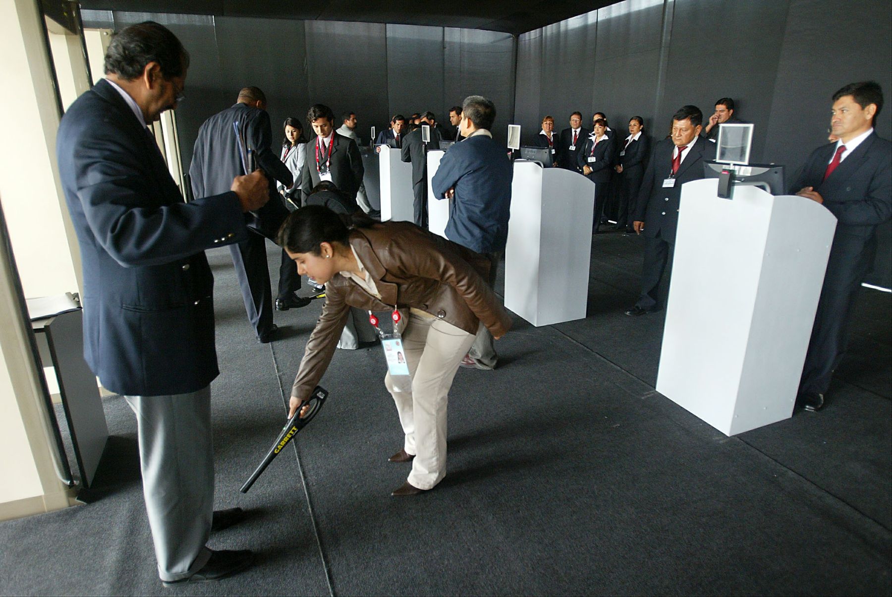 Seguridad para el ingreso al Centro Internacional de Prensa de la V Cumbre ALC-UE en Lima. Foto: ANDINA / Alberto Orbegoso
