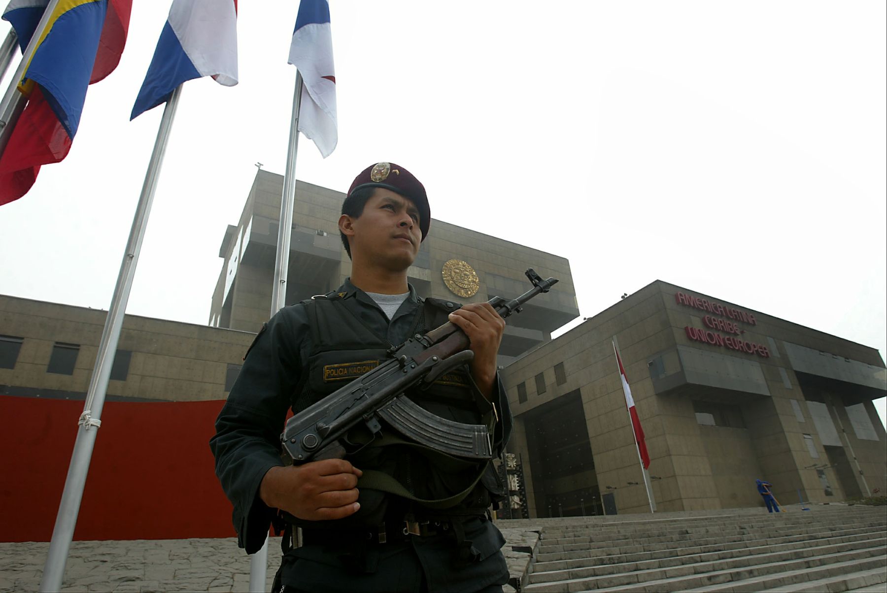 Seguridad externa en el Museo de la Nación, sede de la V Cumbre ALC-UE en Lima. Foto: ANDINA / Alberto Orbegoso