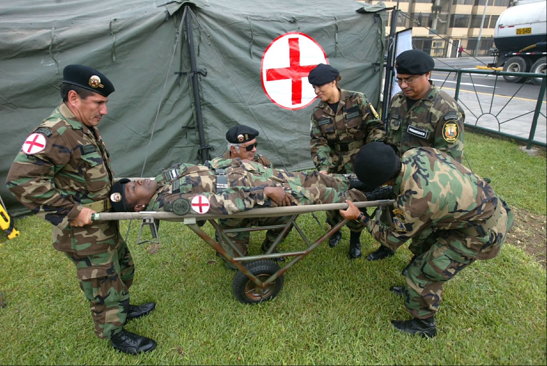 Hospital de campaña que la DINOES-Sanidad de la Policía ha montado en las afueras del Museo de la Nación, sede de la V Cumbre ALC-UE, en Lima. Foto: ANDINA / Alberto Orbegoso