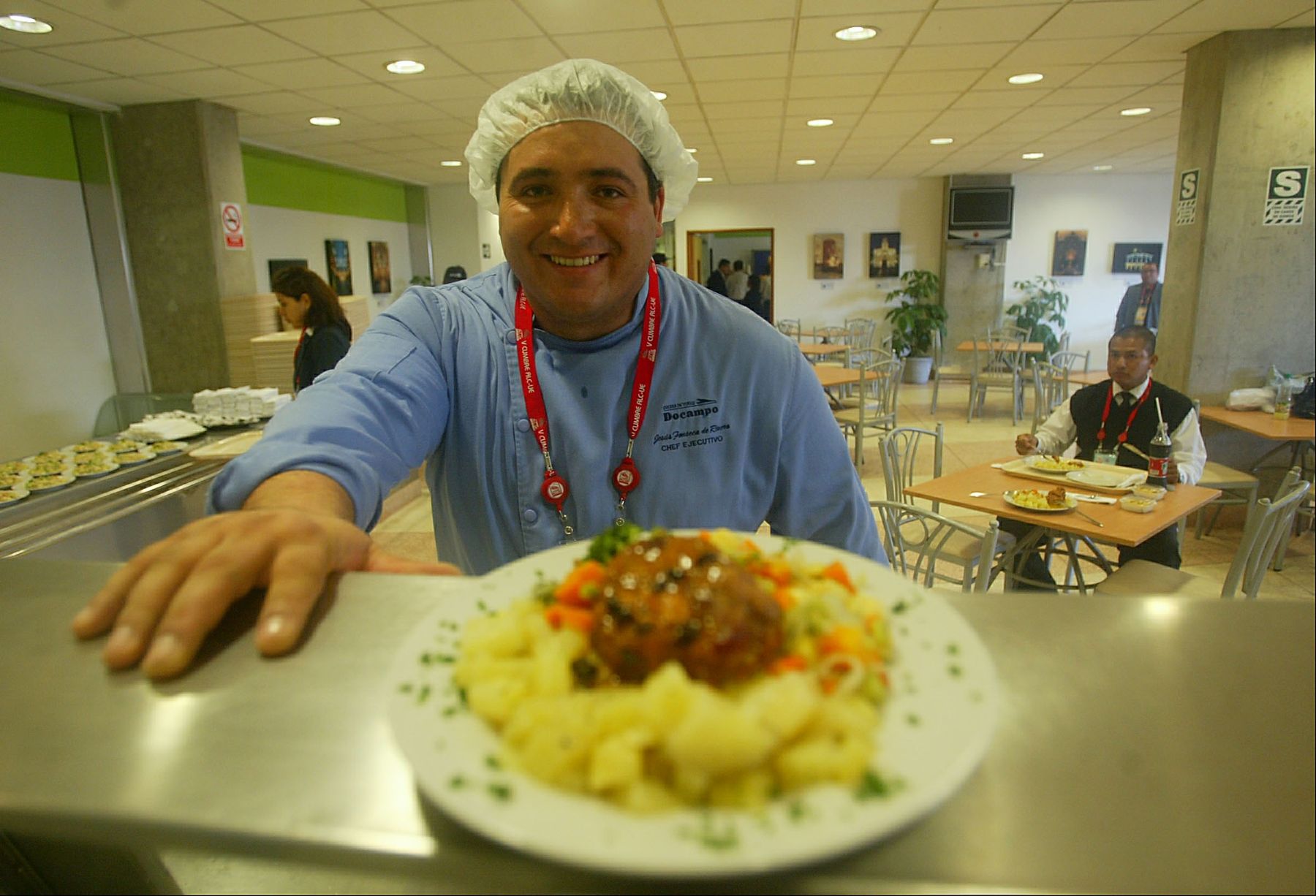 Chef ejecutivo del consesionario de comida, "Docampo", del pabellón de prensa internacional de la V Cumbre ALC-UE. Foto: ANDINA / Alberto Orbegoso