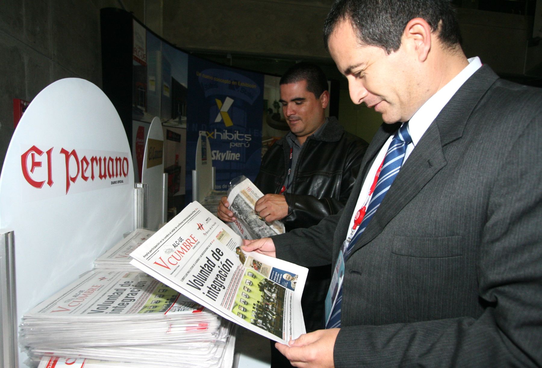 Periodistas nacionales y extranjeros con el Diario Oficial de la V Cumbre ALC-UE. Foto: ANDINA/Maritza Rosales.