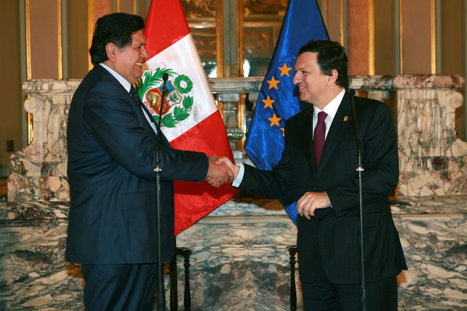 El Jefe de Estado Alan García y el titular de la Comisión Europea, José Manuel Barroso, declaran ante la prensa tras reunión en Palacio de Gobierno.Foto:SEPRES/Oscar Farje Gomero.