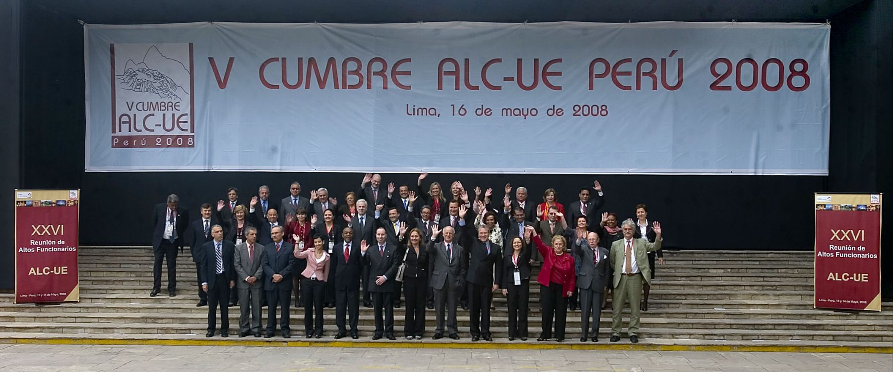 Foto oficial del grupo de los altos funcionarios de la V Cumbre ALC-UE, reunidos en la sede del Museo de la Nación de Lima. Foto: ANDINA / Alberto Orbegoso