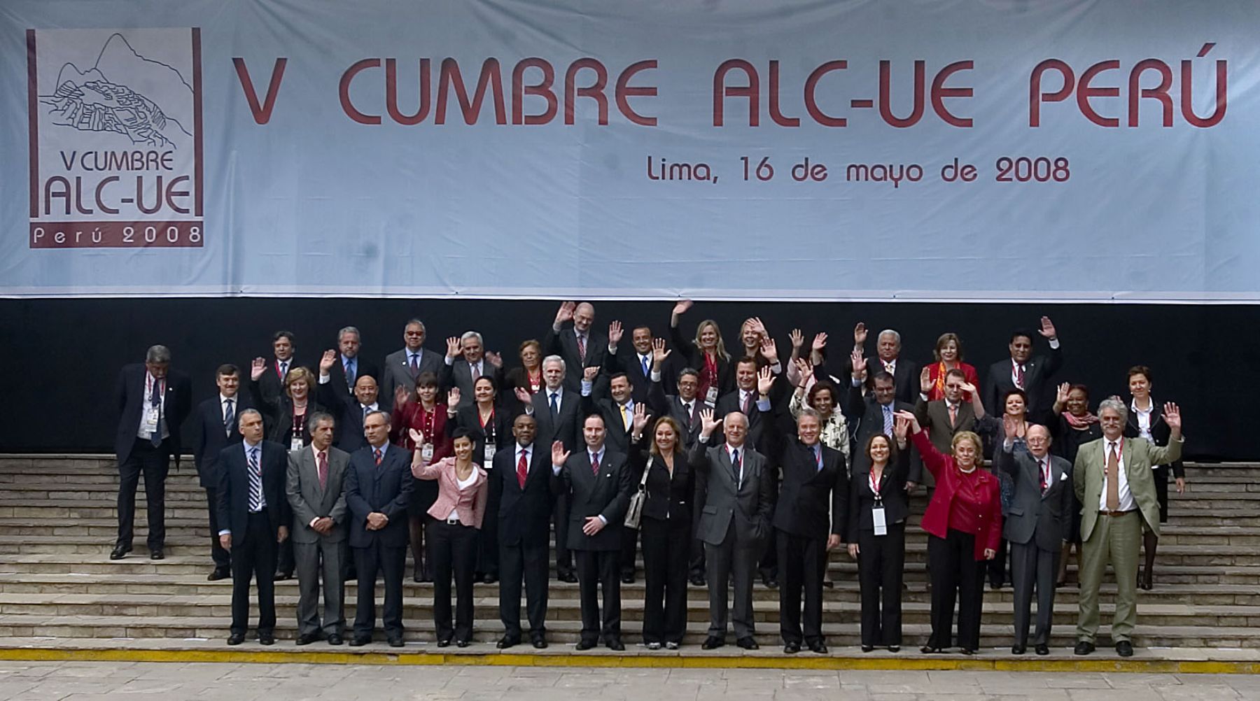 Foto oficial del grupo de los altos funcionarios de la V Cumbre ALC-UE, reunidos en la sede del Museo de la Nación de Lima. Foto: ANDINA / Alberto Orbegoso