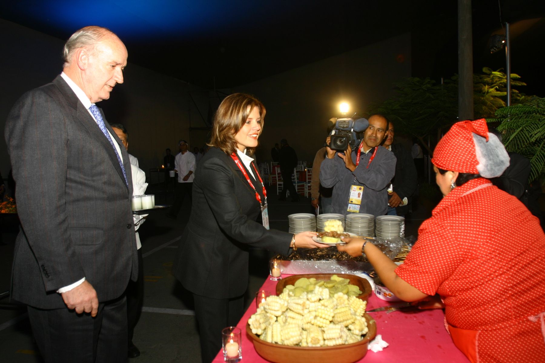 Ministros de Comercio Exterior y Agricultura degustan anticuchos en Inauguración de Centro Internacional de Prensa de ALC-UE .Foto .ANDINA / Hector Vinces