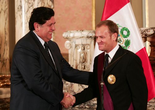 Presidente Alan Garcia condecoró al Primer Ministro de Polonia Donald Tusk. Foto: Dante Zegarra.