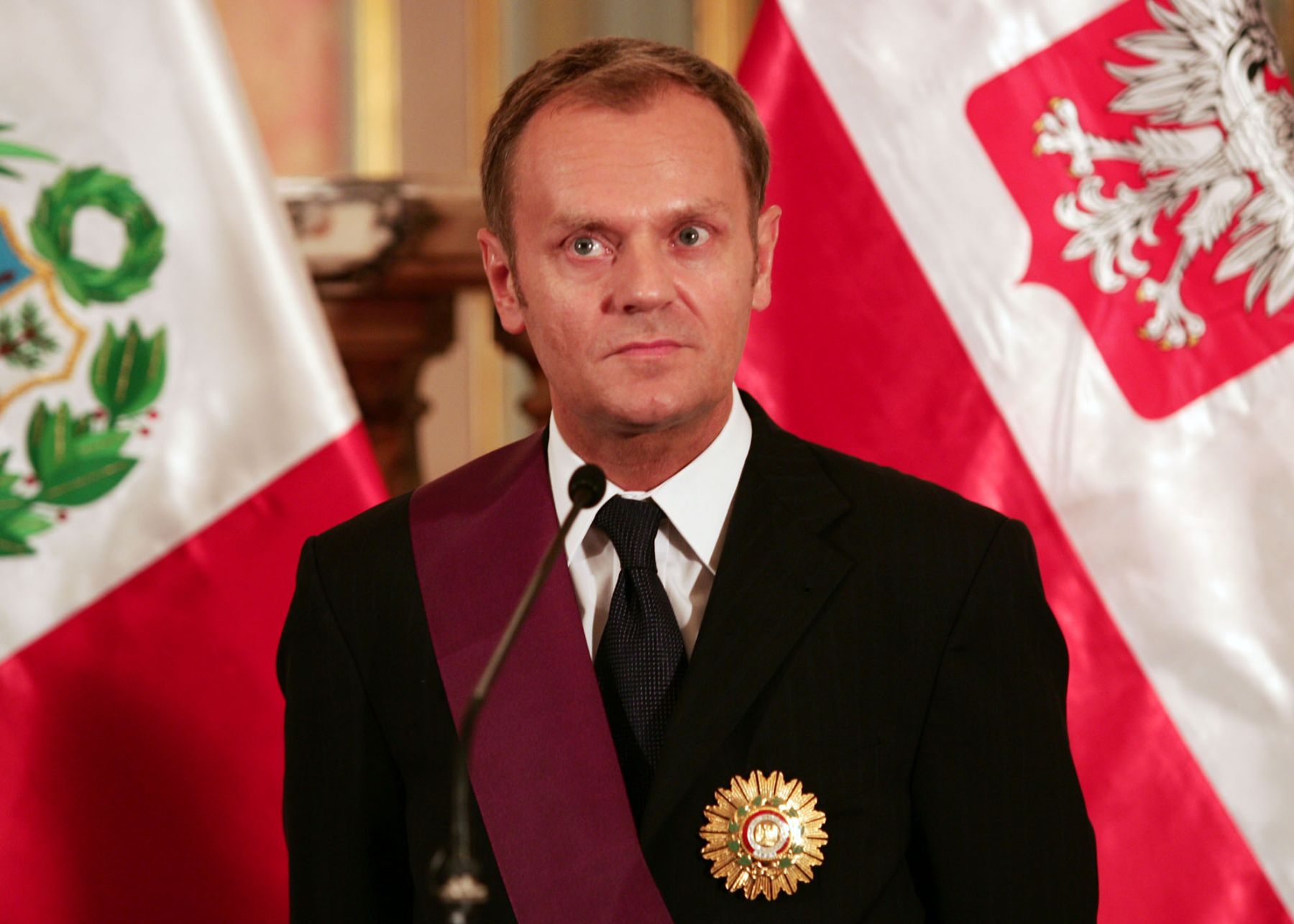 Presidente Alan Garcia, condecoro al Primer Ministro de Polonia Donald Tusk con la Orden del Sol. Foto: Dante Zegarra.