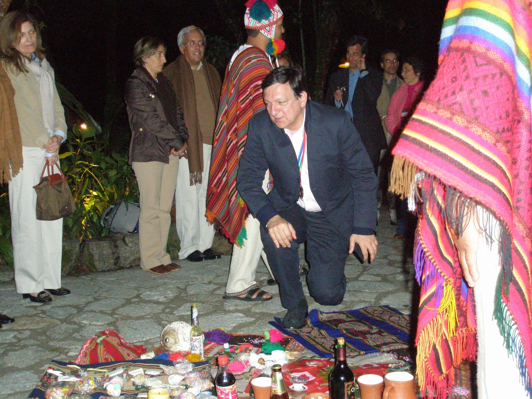 El presidente de la Comunidad Europea, José Manuel Barroso, participó en ritual de pago a la tierra y esta mañana recorrió la ciudadela inca de Machu Picchu. Foto: ANDINA / Moisés Bendezú.