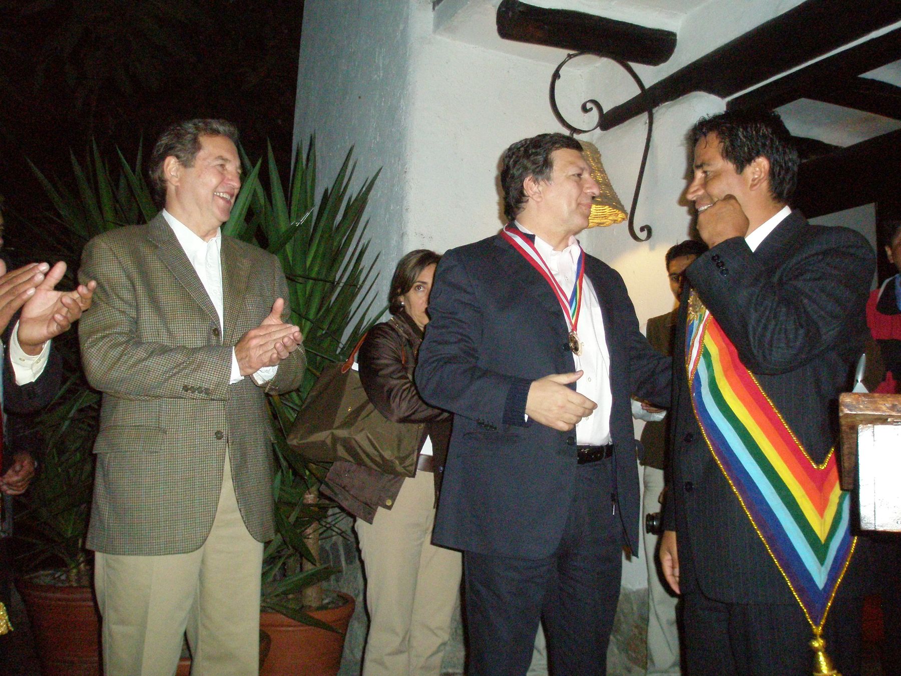 El presidente de la Comisión Europea, José Manuel Barroso, y el alcalde distrital de Machu Picchu, Edgar Miranda. Foto: ANDINA / Moisés Bendezú.