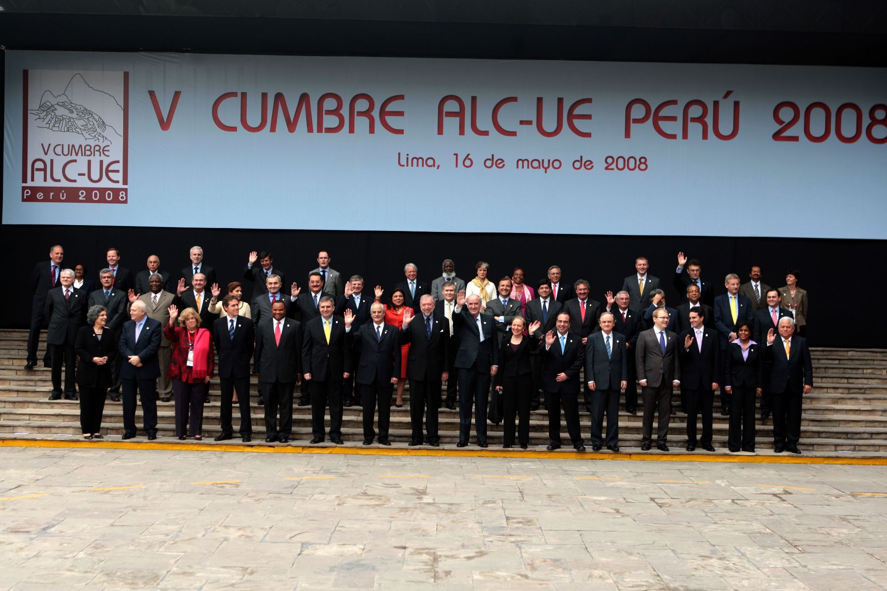 Foto de grupo de los Ministros de Relaciones Exteriores reunidos en la V Cumbre ALC-UE, en el Museo de la Naciòn. Foto:ANDINA/