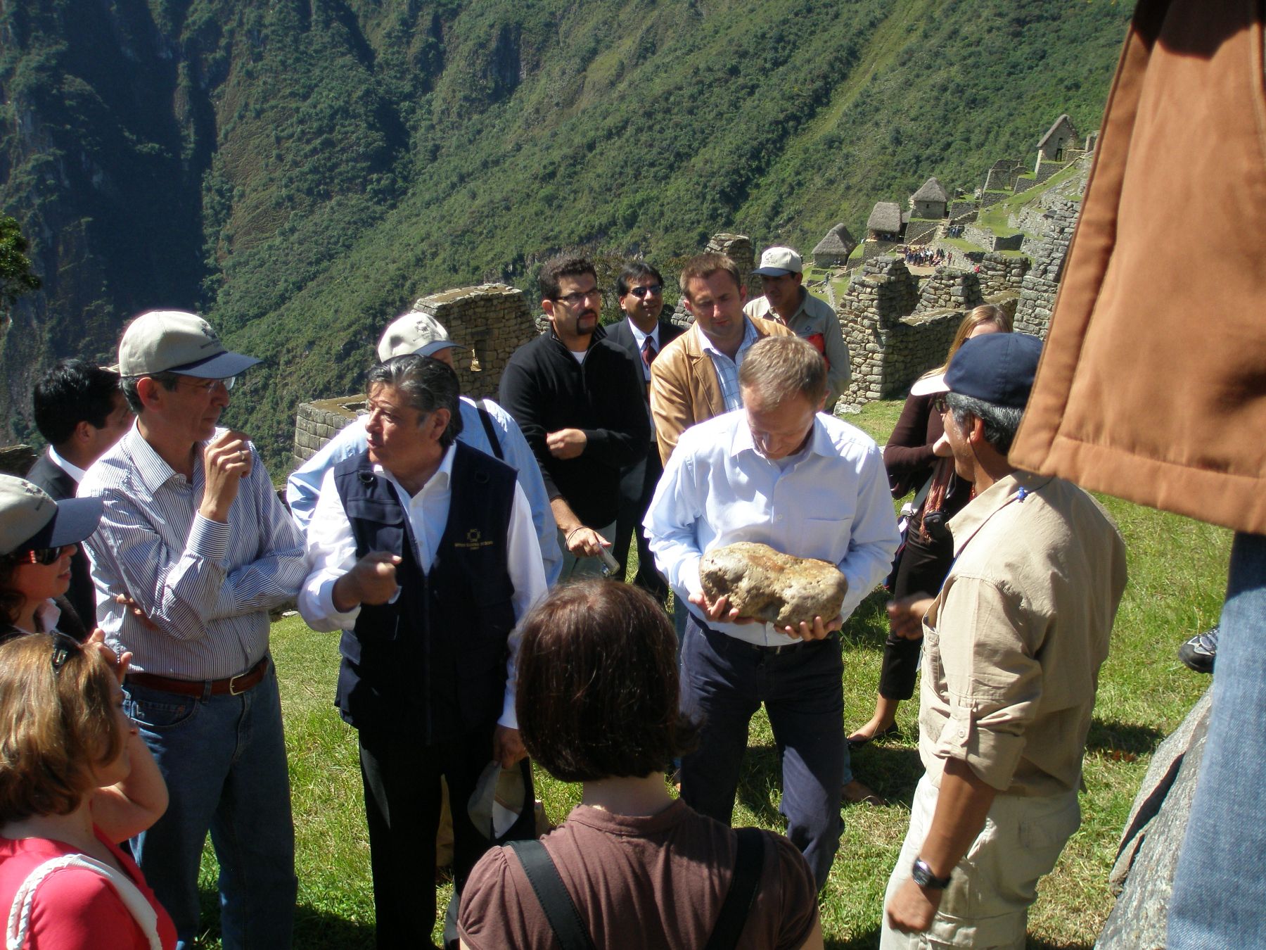 El presidente de Guatemala, Álvaro Colom, y el primer ministro de Polonia, Donald Tusk, visitaron hoy la ciudadela de Machu Picchu (Cusco). Foto: ANDINA / Moisés Bendezú.