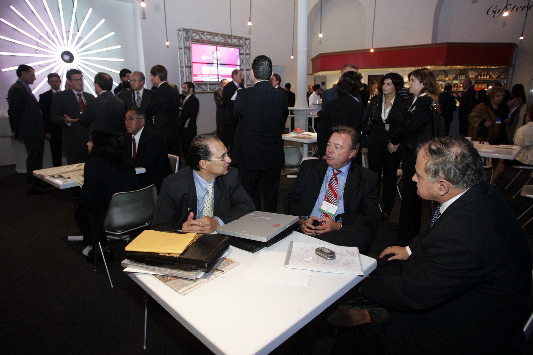 Empresarios durante un receso en la II Cumbre Empresrial ALC-UE. Foto: ANDINA/Rafael Cornejo