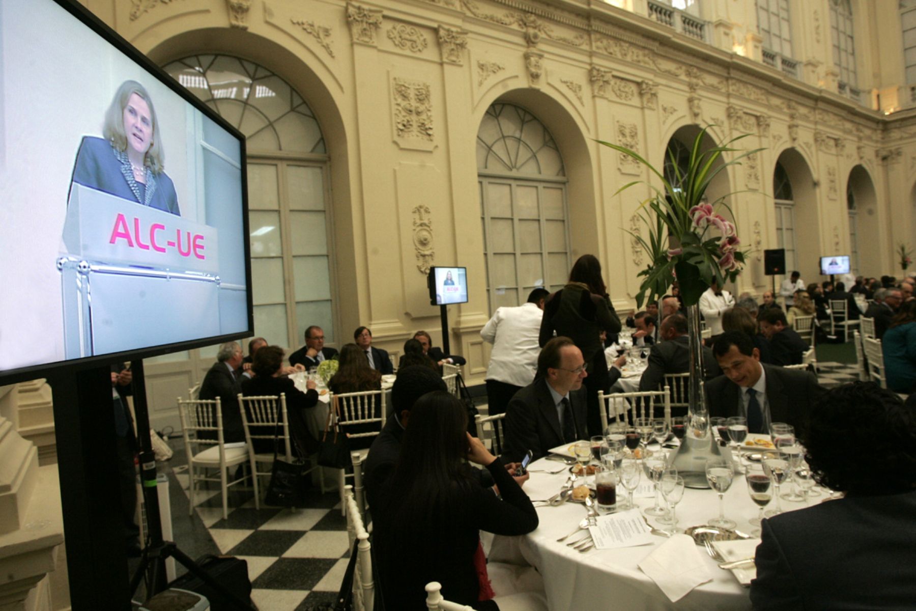 Almuerzo conferencia durante la II Cumbre Empresarial ALC-UE. Foto: ANDINA/Rafael Cornejo
