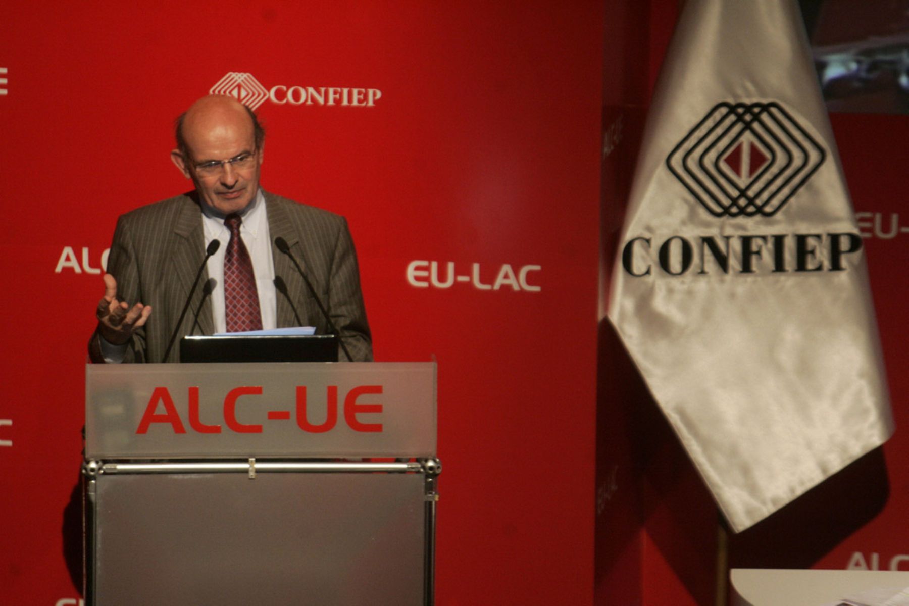 Dirk Beeuwsaert Presidente Ejecutivo de Suez Energy durante su exposición en la II Cumbre Empresarial ALC-UE. Foto: ANDINA/Rafael Cornejo