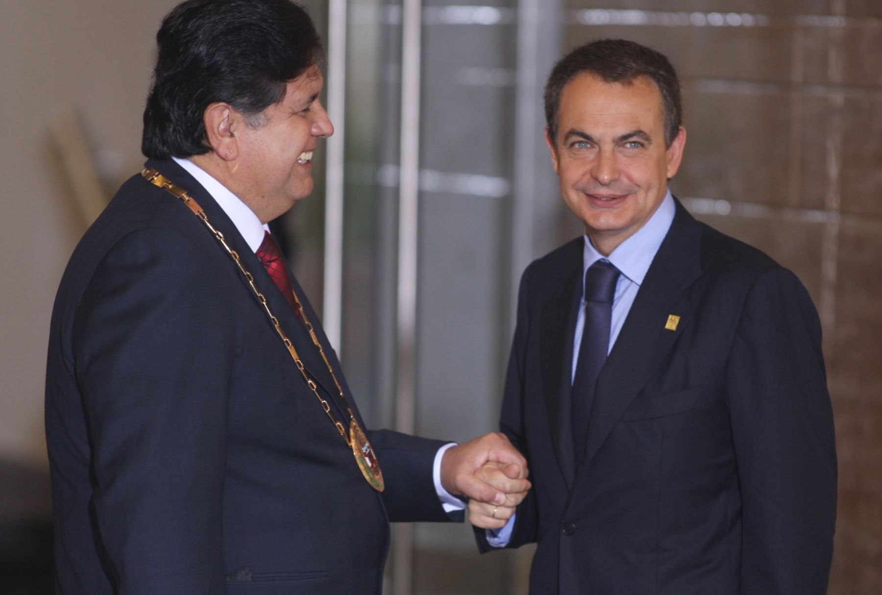 El presidente de la República, Alan García, recibe al presidente del Gobierno Español, Jose Luis Rodriguez Zapatero, en las instalaciones del Museo de la Nación. Foto:ANDINA/Carlos Lezama