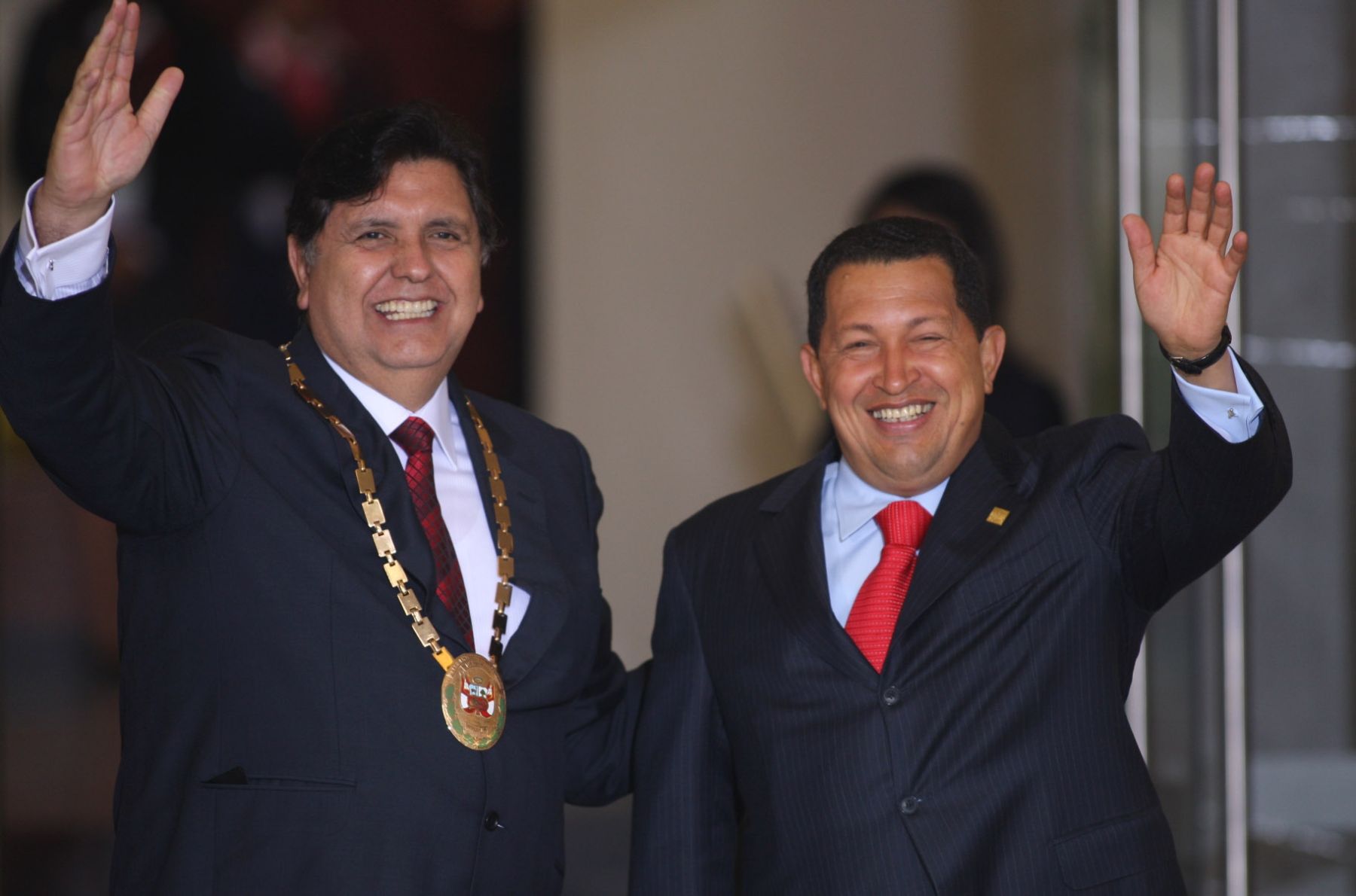 El presidente de la República, Alan García, saluda a la prensa con su homólogo de Venezuela, Hugo Chávez, en el Museo de la Nación, sede de la V Cumbre ALC-UE . Foto:ANDINA/Carlos Lezama