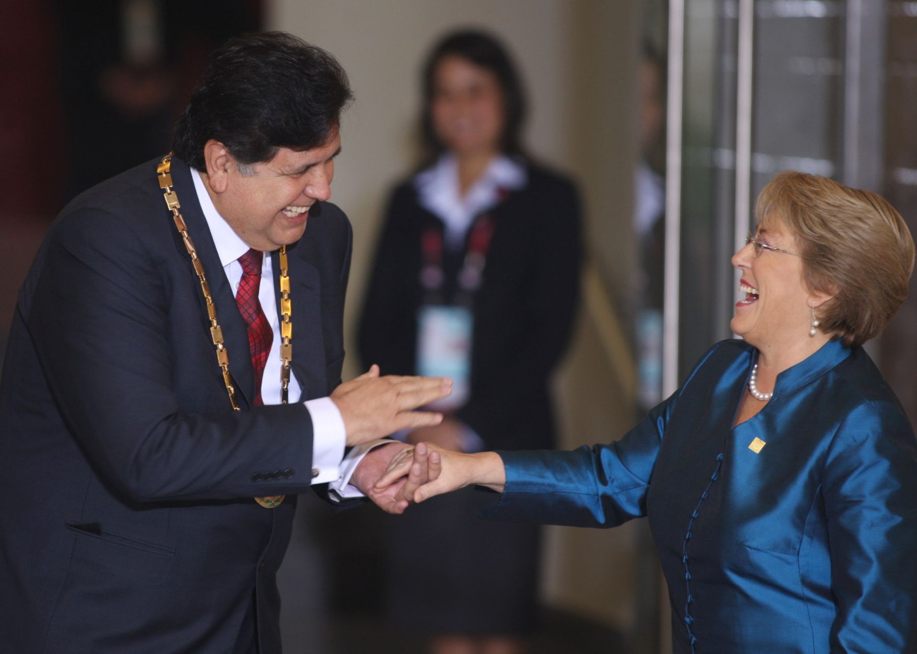 El presidente de la República, Alan García, recibe a la presidenta de Chile, Michelle Bachelet, en el Museo de la Nación, sede de la V Cumbre ALC-UE . Foto:ANDINA/Carlos Lezama
