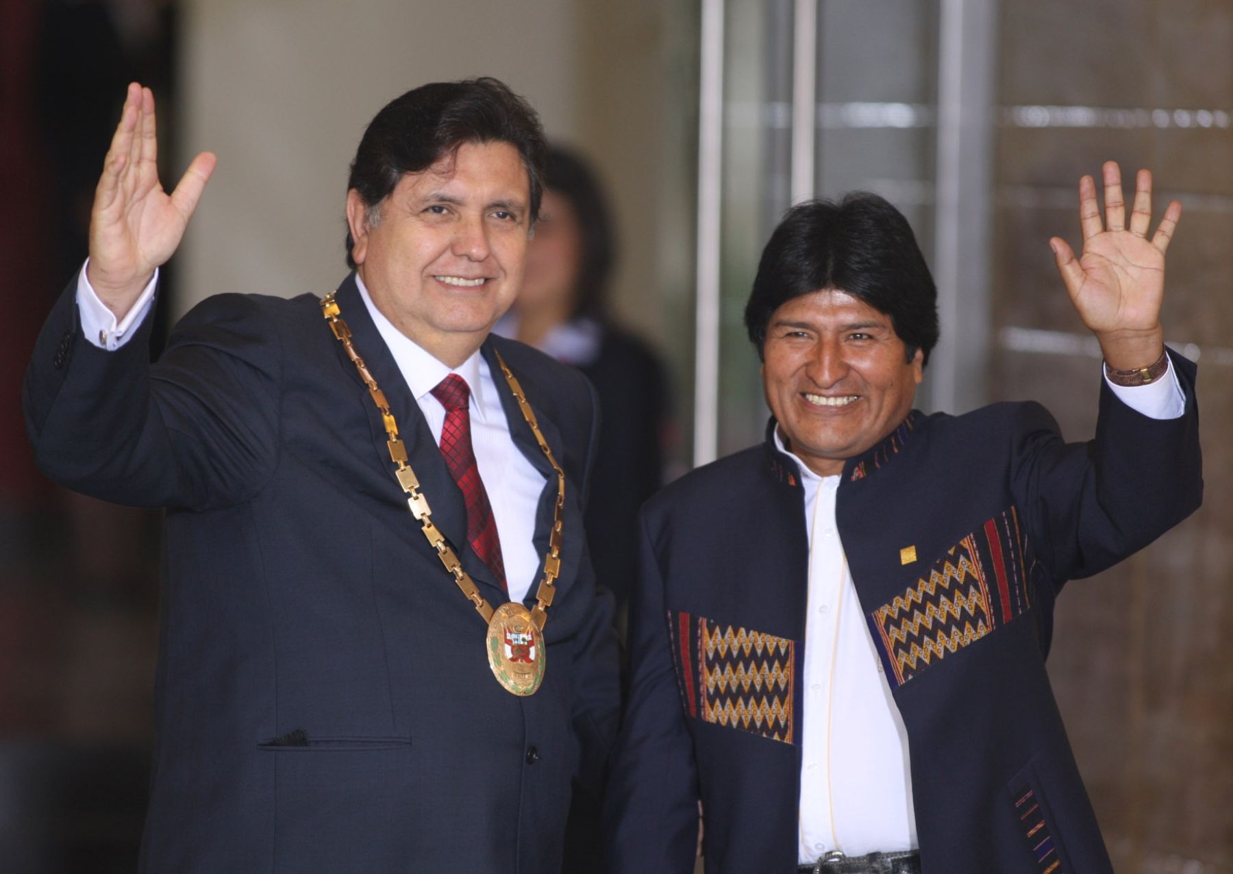 El presidente de la República, Alan García, y su homólogo, el presidente de Bolivia, Evo Morales, saludan a la prensa a la entrada del Museo de la Nación de San Borja.Foto:ANDINA/Carlos Lezama