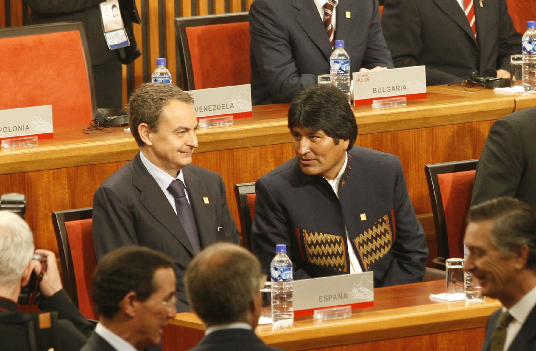 Presidente de Bolivia, Evo Morales, junto al presidente del Gobierno Español, Jose Luis  Rodriguez Zapatero en la V Cumbre de Jefes de Estado Y Jefes de Gobierno ALC-UE. Foto. ANDINA/Stephanie Zollner