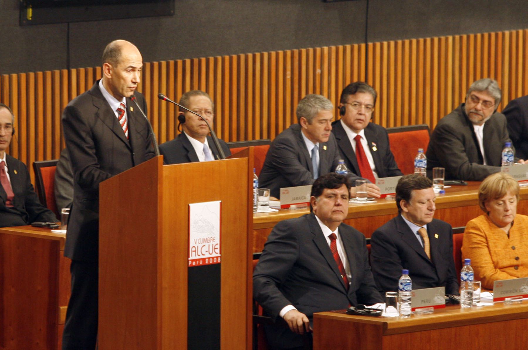 Discurso del Primer Ministro de Eslovenia ,Janez Jansa, durante de V Cumbre de Jefes de Estado y de Gobierno de ALC-UE. Foto. ANDINA/Stephanie Zollner