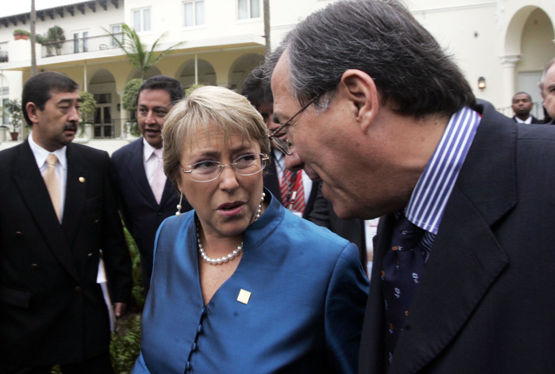 Presidenta de Chile, Michelle Bachelet, a su salida del Hotel Country Club con dirección a la V Cumbre ALC-UE. Foto: ANDINA/Rafael Cornejo