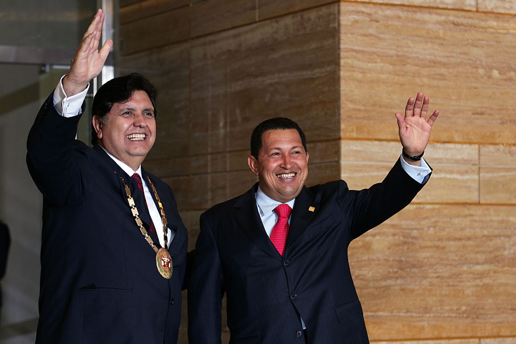 El Presidente de la República, Alan Garcìa, junto a su homólogo de Venezuela, Hugo Chavez, saludan a la prensa en el Museo de la Nación en Lima. Foto:Dante Zegarra