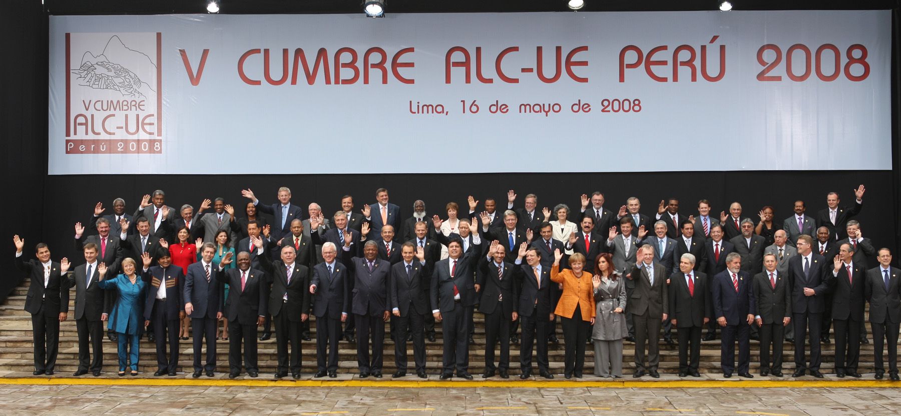 Foto oficial de la V cumbre de Jefes de Estado y de Gobierno de ALC-UE, reunidos en la sede del Museo de la Nación, en Lima.Foto :Carlos LezamaVillantoy