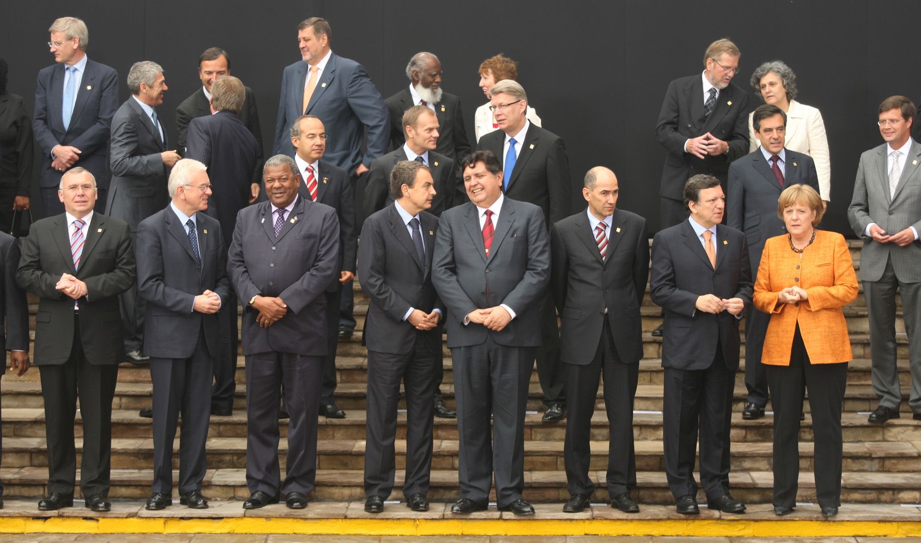 Momentos previos a la foto oficial de la V cumbre de Jefes de Estado y de Gobierno de ALC-UE, reunidos en la sede del Museo de la Nación, en Lima. Foto:Carlos Lezama Villantoy . Foto:ANDINA/Carlos Lezama