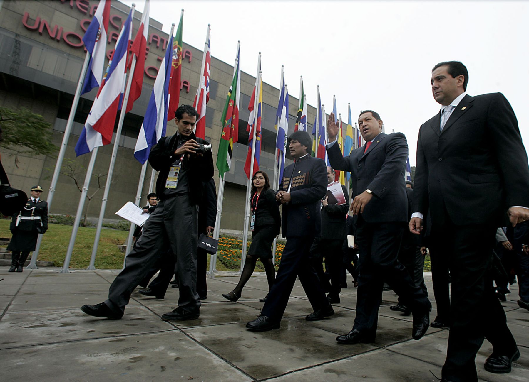 Presidentes de Venezuela, Hugo Chávez, y Bolivia, Evo Morales, a su salida del Museo de la Nación, de Lima.Foto:ANDINA/Juan Carlos Guzmàn Negrini.