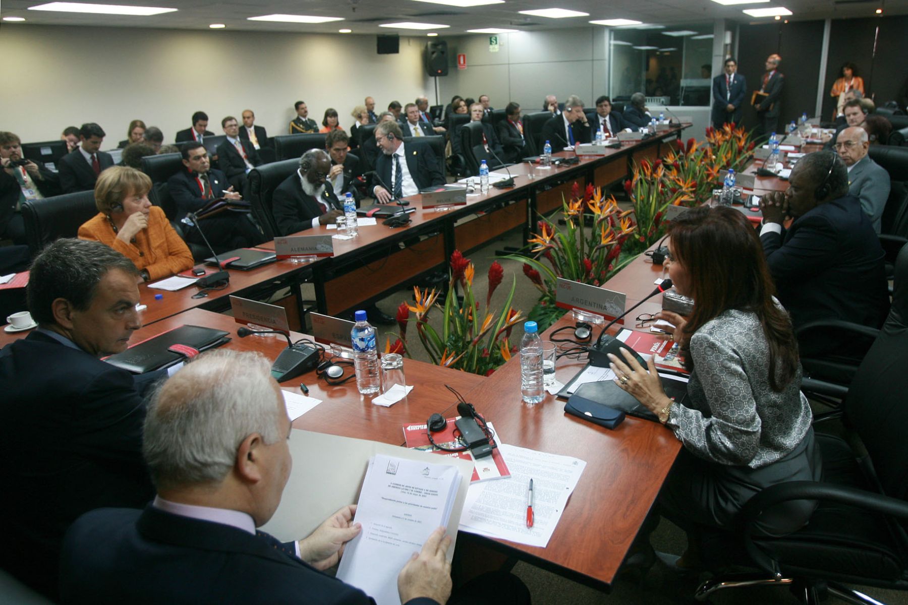Primera sesión de trabajo de Jefes de Estado y de Gobierno de ALC-UE, donde participa el presidente del Perú, Alan García,(en cuatro mesas de trabajo paralelas; Tema: Pobreza, desigualdad, inclusión).Foto:SEPRES/Oscar Farje gomero