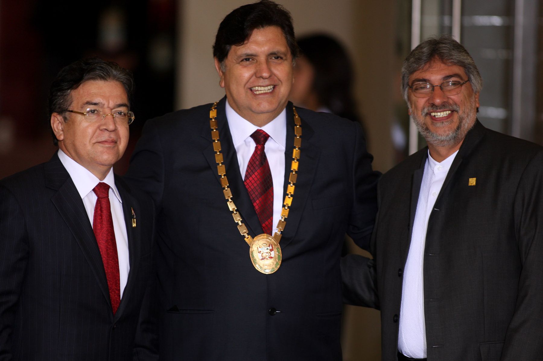 El presidente de la República, Alan García, recibe al Presidente de Paraguay, Nicanor Duarte Frutos y al Presidente electo Fernando Lugo,  a su entrada al Museo de la Nación , donde se realiza la V Cumbre ALC-UE. Foto:ANDINA/Carlos Lezama