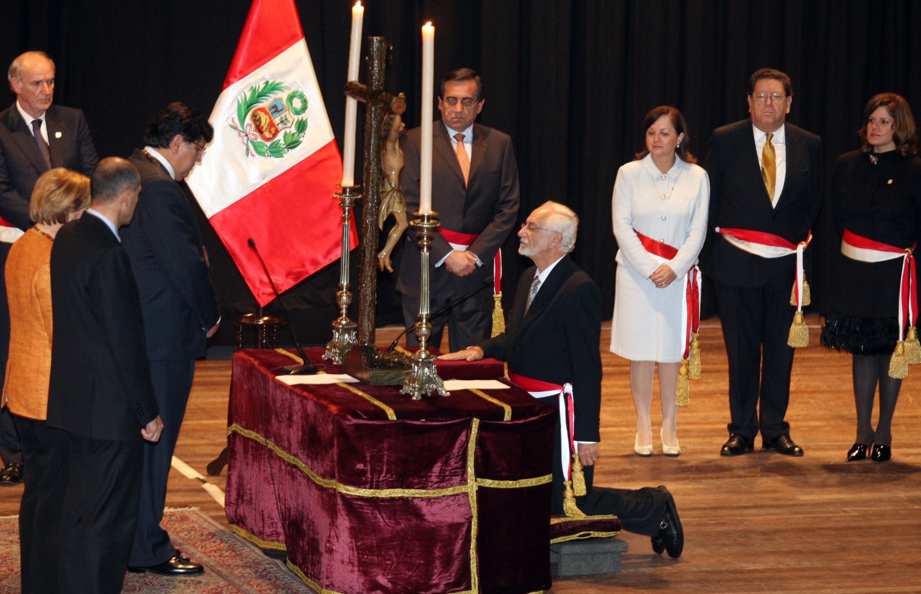 El nuevo ministro del Medio Ambiente, Antonio Brack Egg presta juramento ante el jefe del Estado, Alan García, en ceremonia realizada pasado el medio día en el Museo de la Nación. Foto: ANDINA/ Carlos Lezama.