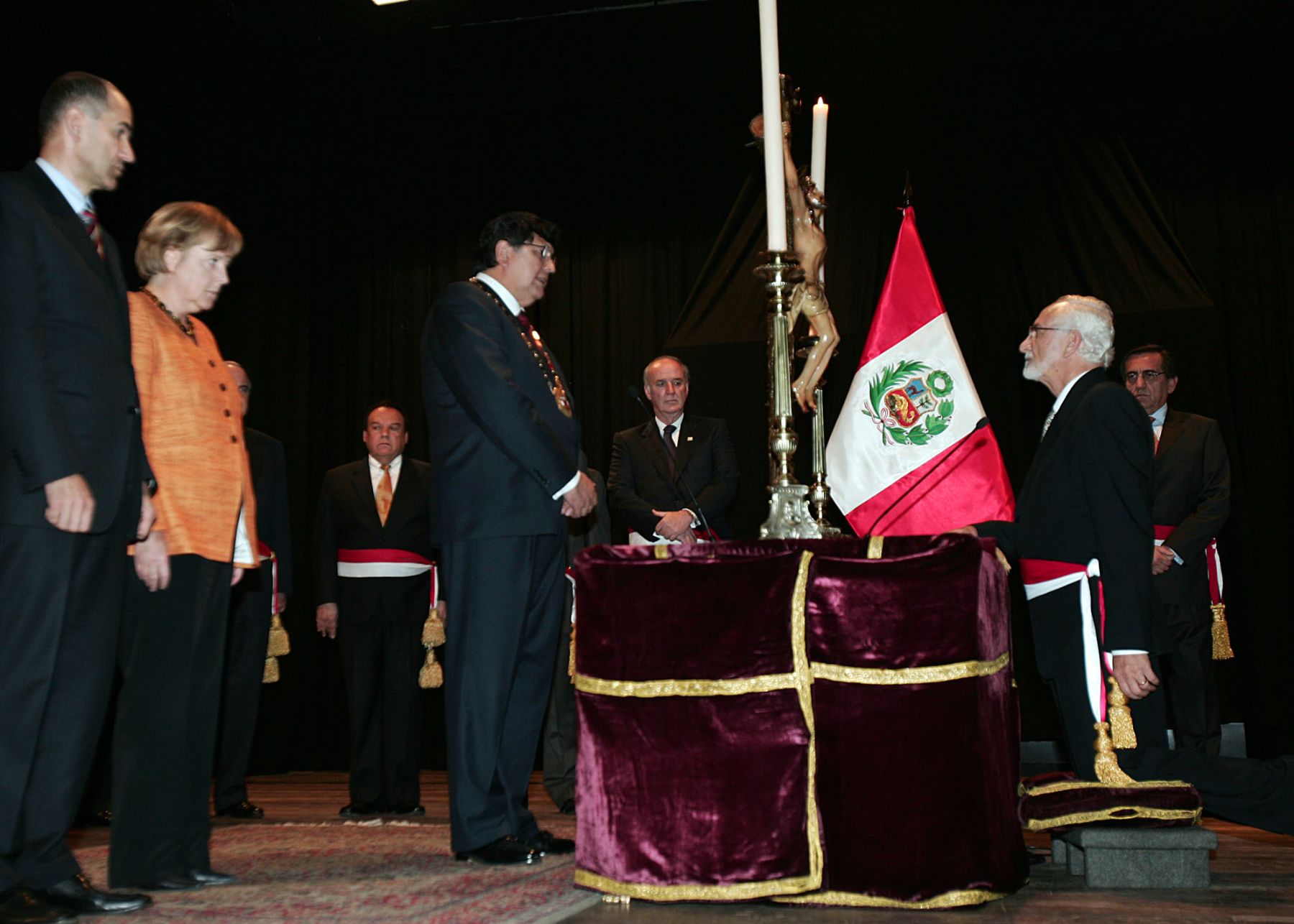 El nuevo ministro del Medio Ambiente, Antonio Brack Egg presta juramento ante el Jefe del Estado Alan García, en ceremonia realizada en el Museo de la Nación. Foto: Dante Zegarra.